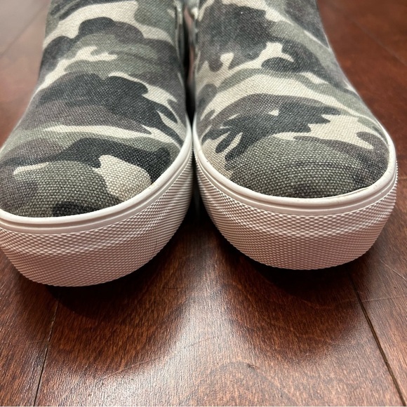 Steve Madden Women’s “Gills” Platform Sneakers, Camo Vegan Canvas SlipOns, Size8 - Picture 7 of 13
